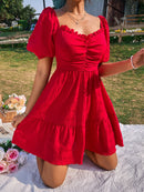 Vestido com babado e detalhe no decote