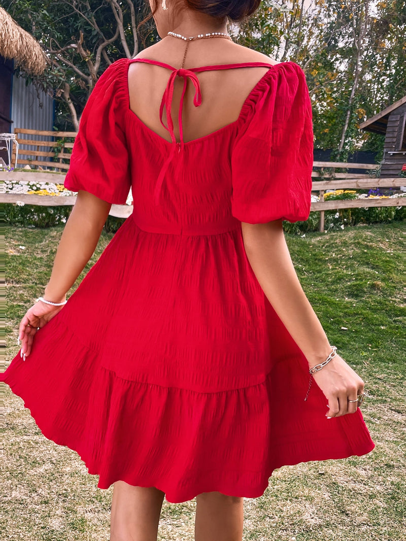 Vestido com babado e detalhe no decote