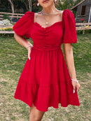 Vestido com babado e detalhe no decote