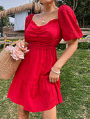 Vestido com babado e detalhe no decote