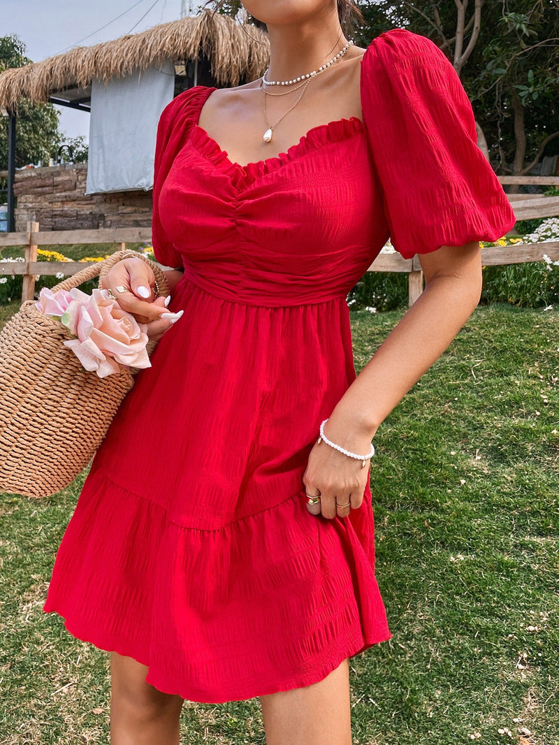Vestido com babado e detalhe no decote
