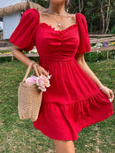 Vestido com babado e detalhe no decote