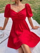 Vestido com babado e detalhe no decote