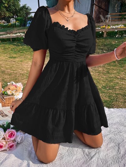 Vestido com babado e detalhe no decote