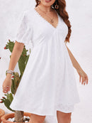 Vestido bordado de ilhós manga bufante