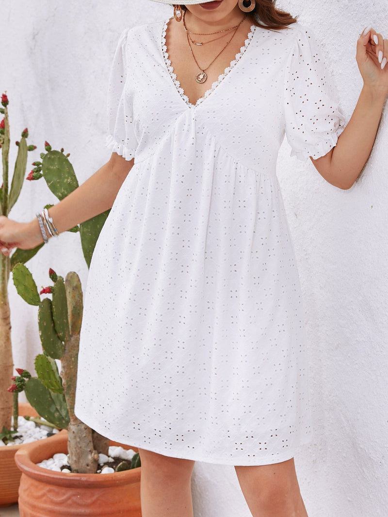Vestido bordado de ilhós manga bufante