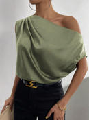 Blusa de cetim com gola assimétrica