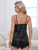 Pijama de cetim com detalhe em renda