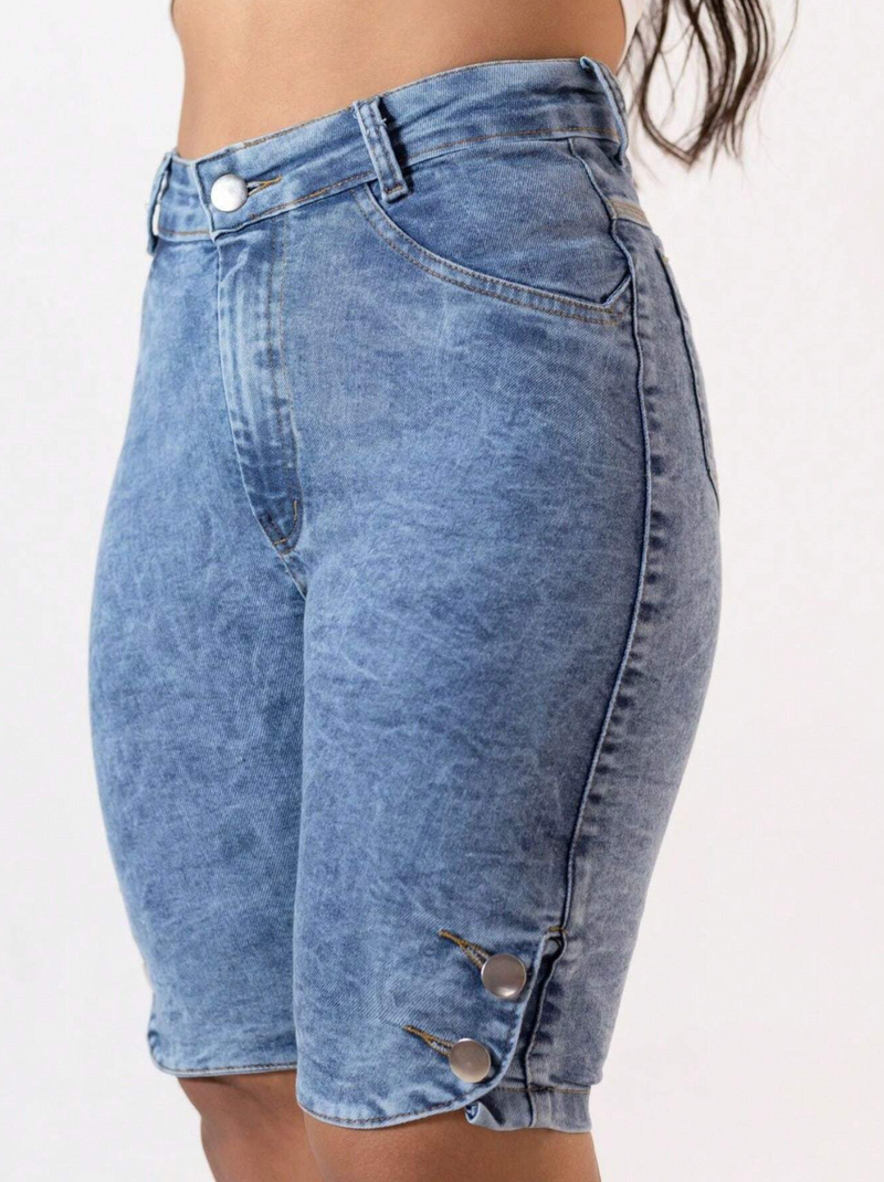 Bermuda jeans detalhe botão lateral