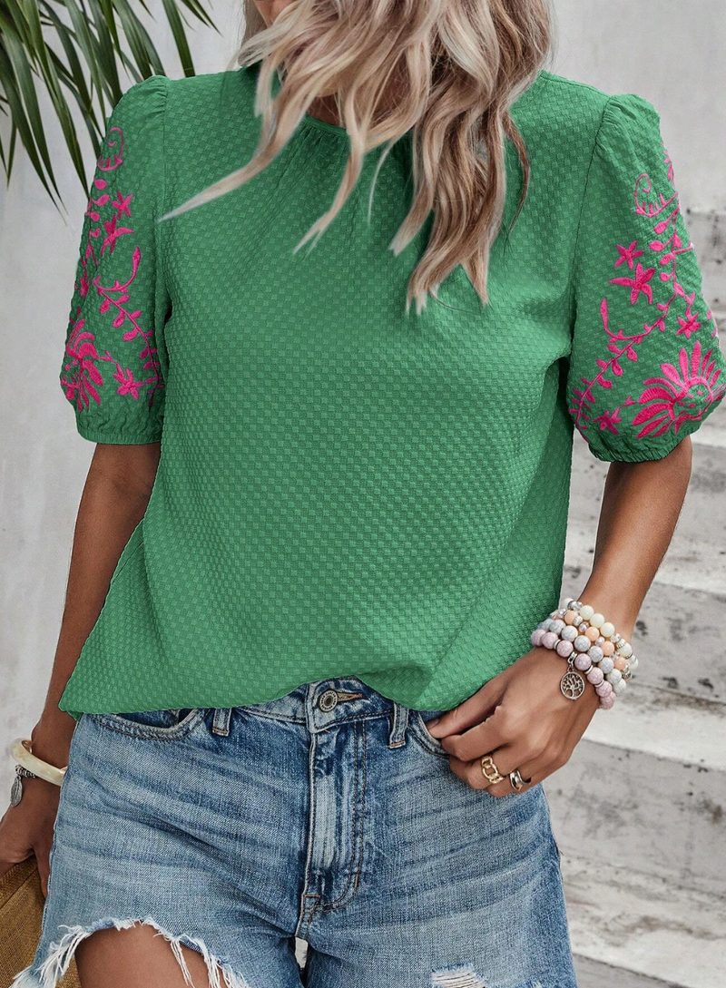 Blusa feminina com detalhes em bordados