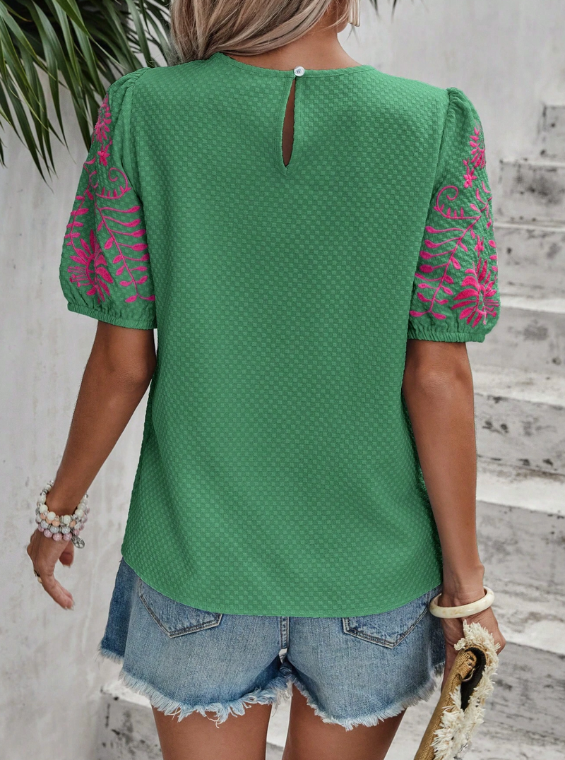 Blusa feminina com detalhes em bordados